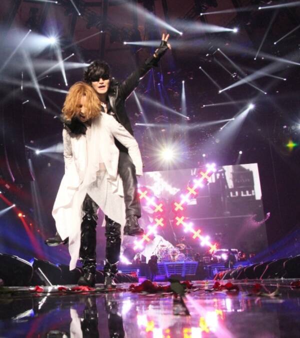 X Japan Msgライブで Yoshikiがtoshlをおんぶ 25周年の思いが詰まったステージにファンも涙 14年10月14日 エキサイトニュース