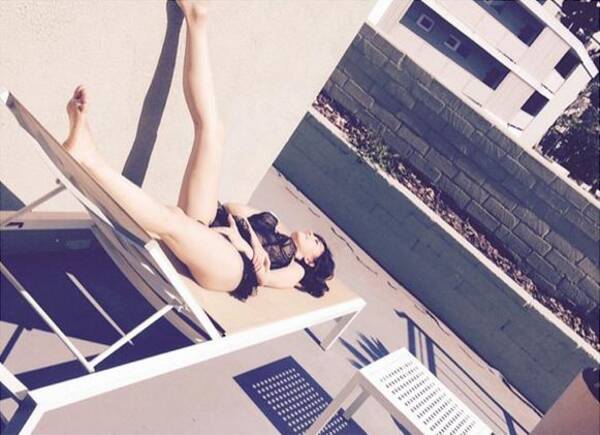 こじはるが黒い下着で見せる美脚 写真集オフショットに 女神 太陽のように輝いてる 15年2月12日 エキサイトニュース