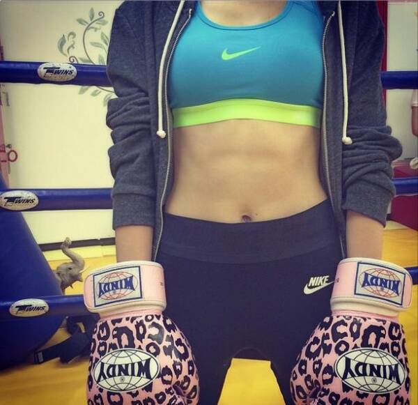 石田ニコルが しなやかな腹筋 を披露 キックボクシングで鍛えた本格派 15年3月12日 エキサイトニュース 石田ニコルが しなやかな腹筋 を披露 キックボクシングで鍛えた本格派 15年3月12日 エキサイトニュース