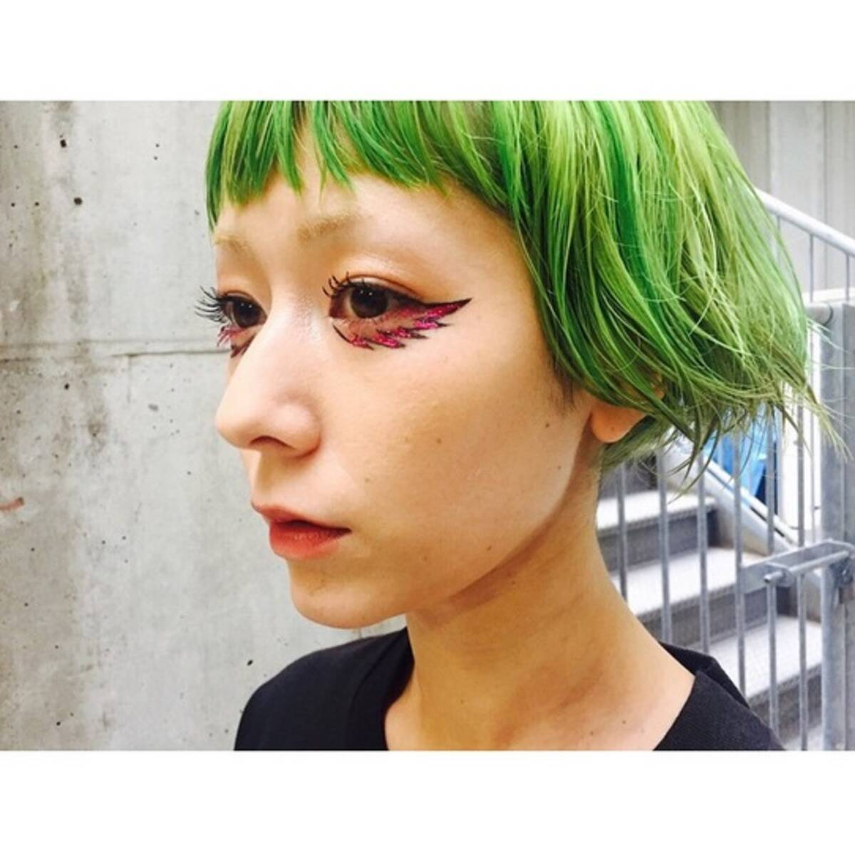 木村カエラ 個性的なヘアカラーは セルフで実施 緑色だけど緑は使わない 美容師顔負けの技術に驚き 15年4月14日 エキサイトニュース