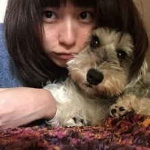 戸田恵梨香と愛犬は「どこにいてもピタッ」。仲良しショットに癒されるファンが続出。