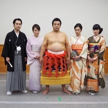 秋元梢、父・九重親方の還暦を祝う。“美男美女”の家族写真に驚きの声も。