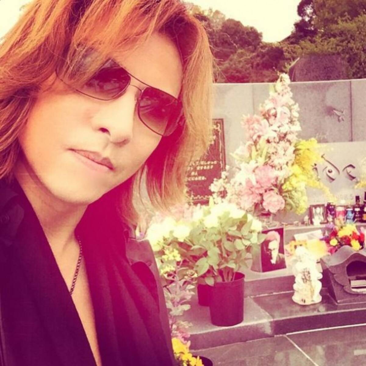 Yoshikiがhideの墓前で報告 Glayと共演して みんなから元気をもらった 15年6月2日 エキサイトニュース