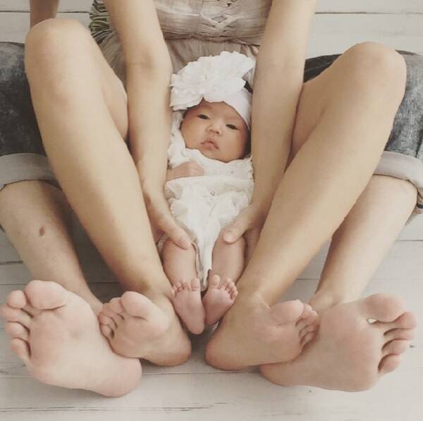 アンガ・山根、娘も一緒の家族写真を公開。“素敵なパパぶり”を称賛する声が続々。