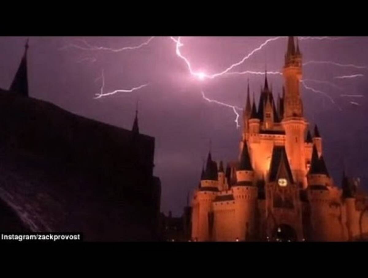 まさにショー 米ディズニーワールドのシンデレラ城で激しい雷 動画あり 15年7月7日 エキサイトニュース