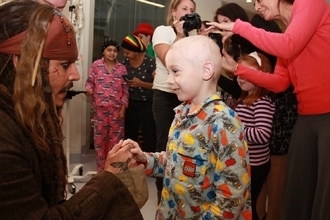 ジョニー・デップ“ジャック・スパロウ”の姿で豪・小児病院を訪問。