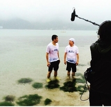 西川きよし“晴れ男”伝説破れる。『やすきよの夏休み2015』のロケで濡れたTシャツ姿に。