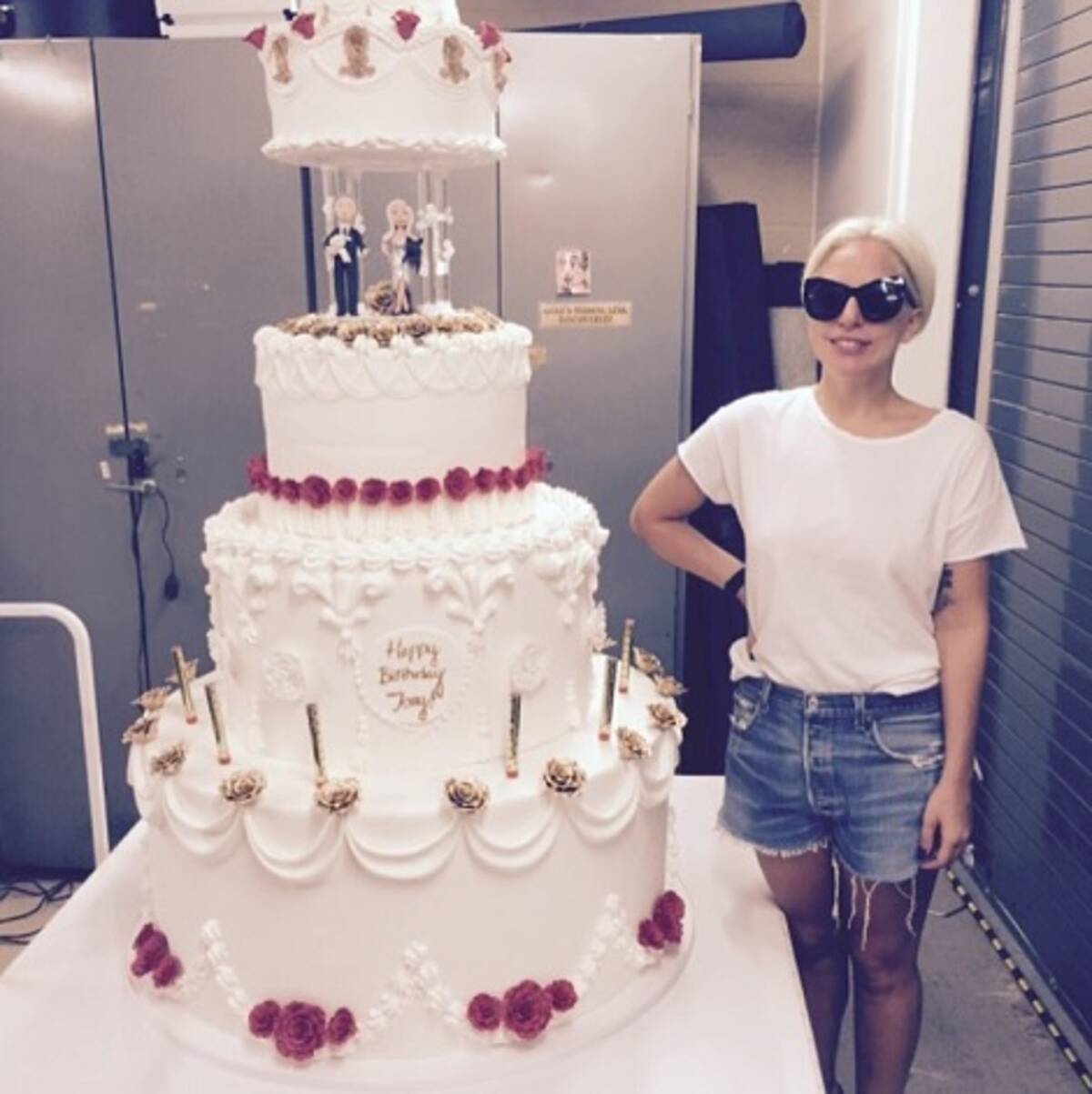レディー ガガ 超巨大ケーキで名歌手の誕生日を祝う 15年8月3日 エキサイトニュース
