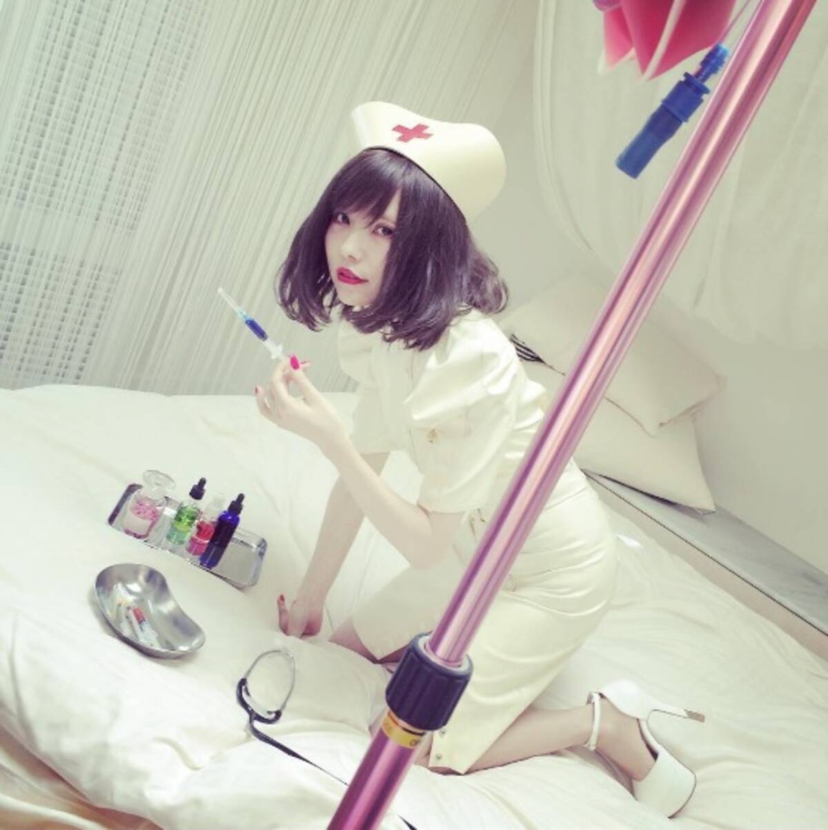 益若つばさ ナースコスプレ で妖艶に見つめる姿にファン興奮 注射されたい 15年8月17日 エキサイトニュース