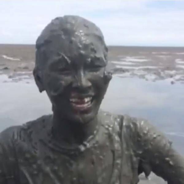 秋元才加が 全身泥まみれ すっぴんにtシャツシャワーも見せた干潟中継が 神回 15年8月26日 エキサイトニュース