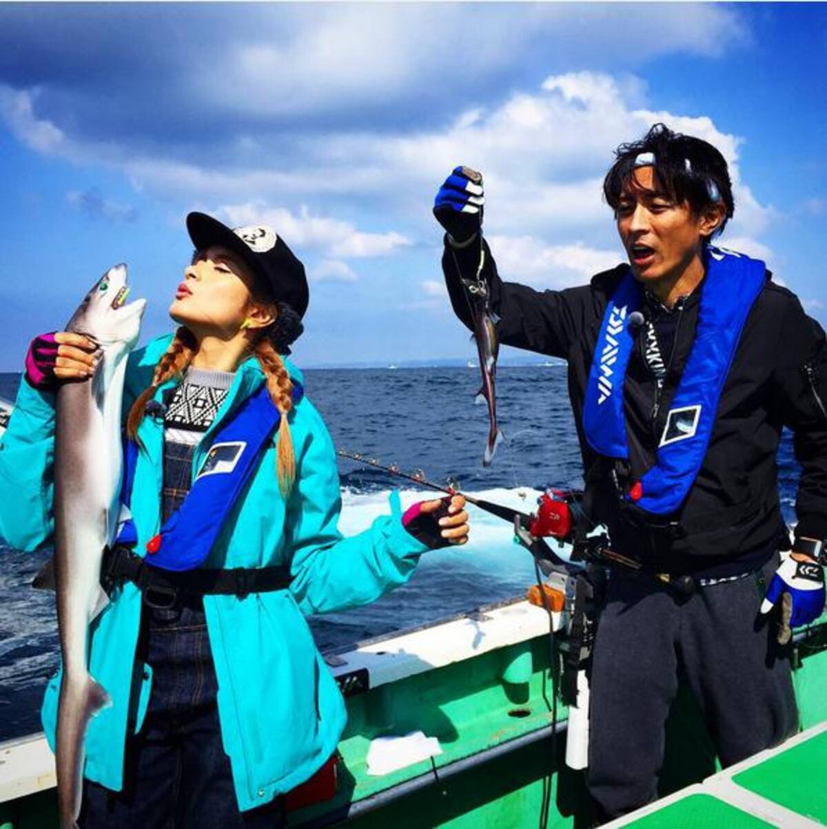 ローラと矢部浩之が釣り対決 獲物の違いと表情が絶妙 15年10月22日 エキサイトニュース