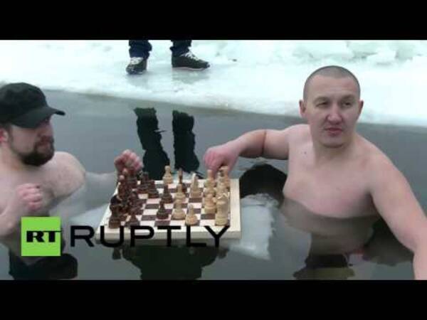 下着1枚 ロシア極寒の湖でチェスに興じる2人 動画あり 15年12月7日 エキサイトニュース