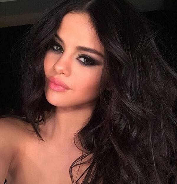 セレーナ ゴメス カラコン マシュマロボディで人気沸騰 15年12月18日 エキサイトニュース