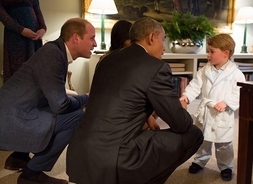 英ジョージ王子、パジャマ姿でオバマ大統領夫妻と対面