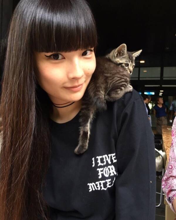 秋元梢 熊本で出会った子猫を肩に乗せて また会いに行くね 16年6月19日 エキサイトニュース
