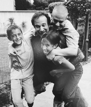 ロビン・ウィリアムズ自殺から2年　娘が愛溢れる家族写真を公開