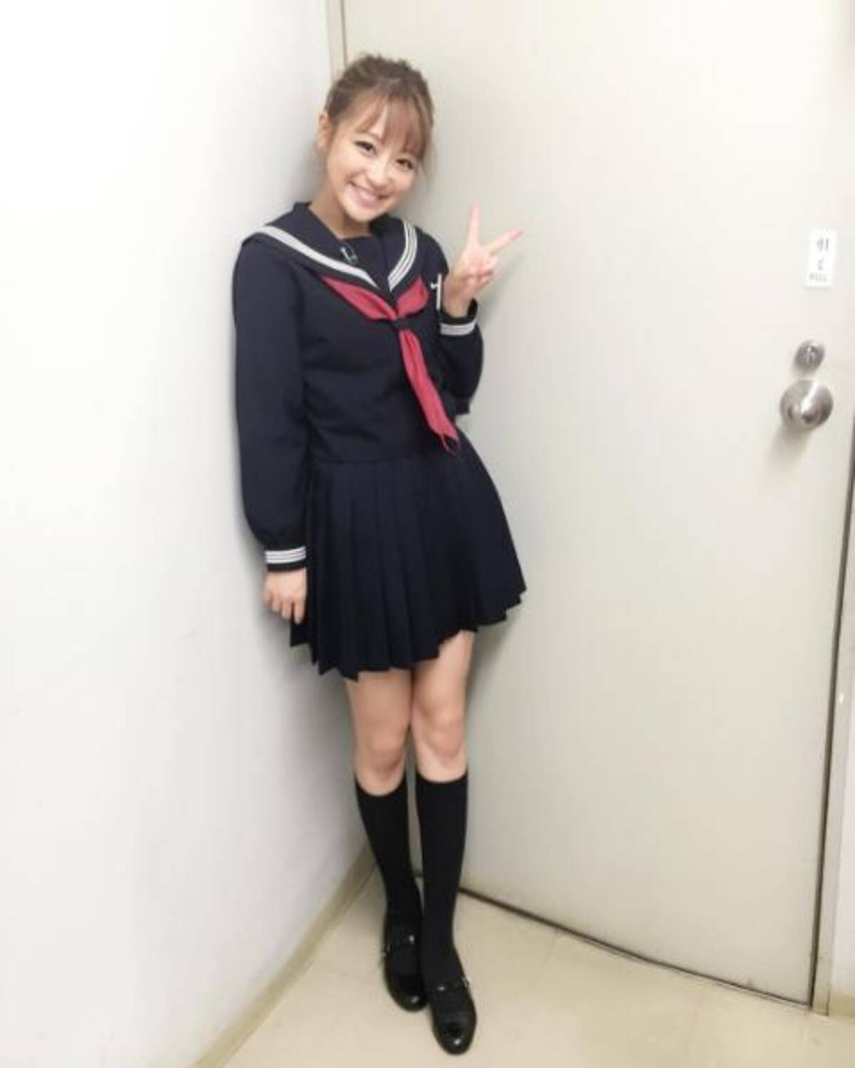 鈴木奈々の セーラー服 姿がまるで現役女子高生 そのまま学校へ行けるよ の声も 16年8月29日 エキサイトニュース