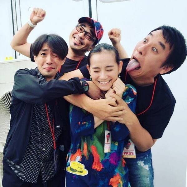 篠原ともえ 懐かしの電気グルーヴと再会 ピエール瀧の 顔舐め にも笑顔 16年8月30日 エキサイトニュース