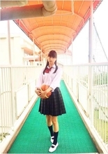 山本美月が“女子高生”スタイル　バスケボール持つ姿に「惚れてまうやろー」