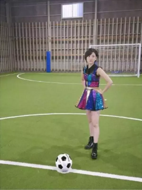 「HKT48兒玉遥、ミニスカ衣装でサッカー姿　凛々しい表情に「フリーキック前の選手みたい」」の画像