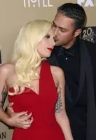 レディー ガガ 恋人テイラー キニーと雑誌でヌード披露 16年1月16日 エキサイトニュース