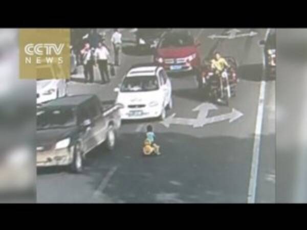 ラッシュアワーの主要道路 おもちゃの車で幼児が逆走 中国 動画あり 16年11月7日 エキサイトニュース