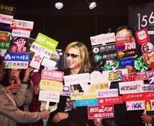 YOSHIKI、香港での“囲み取材”に驚く　ファンも「よっちゃん埋もれてる！」