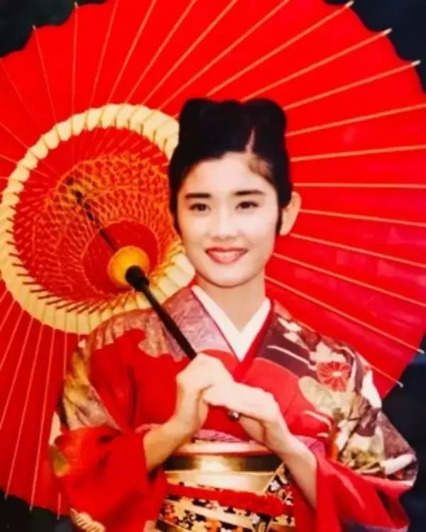 「石田ゆり子に続き、妹・ひかりが成人式の振袖姿を公開　「姉の真似…しましたっ」」の画像