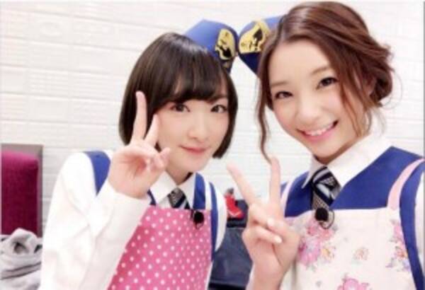 生駒里奈と足立梨花が 制服にエプロン バレンタインショットに 2人とも天使 17年2月13日 エキサイトニュース