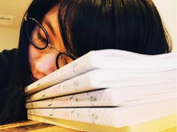 有村架純 めがね姿で居眠り 朝ドラ ひよっこ のセリフ覚えが大変そう 17年3月15日 エキサイトニュース