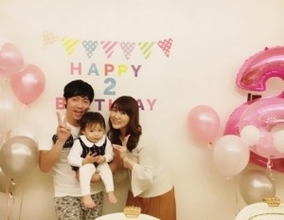 東貴博・安めぐみ夫妻、愛娘の2歳誕生日を祝う　プレゼントは真っ白なピアノ