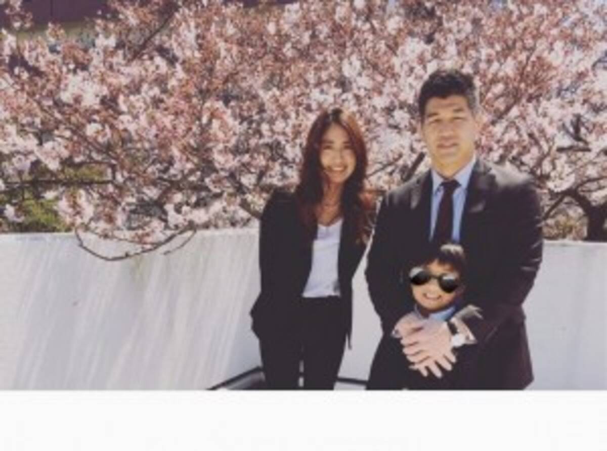 東原亜希 井上康生夫妻が長男の入学式へ 満開の桜をバックにした 親子ショット が素敵 17年4月6日 エキサイトニュース