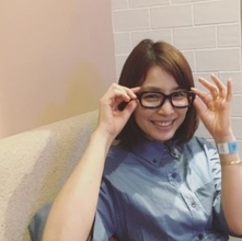 石田ゆり子、スガシカオの眼鏡をかけて“超絶可愛い”メガネ女子に