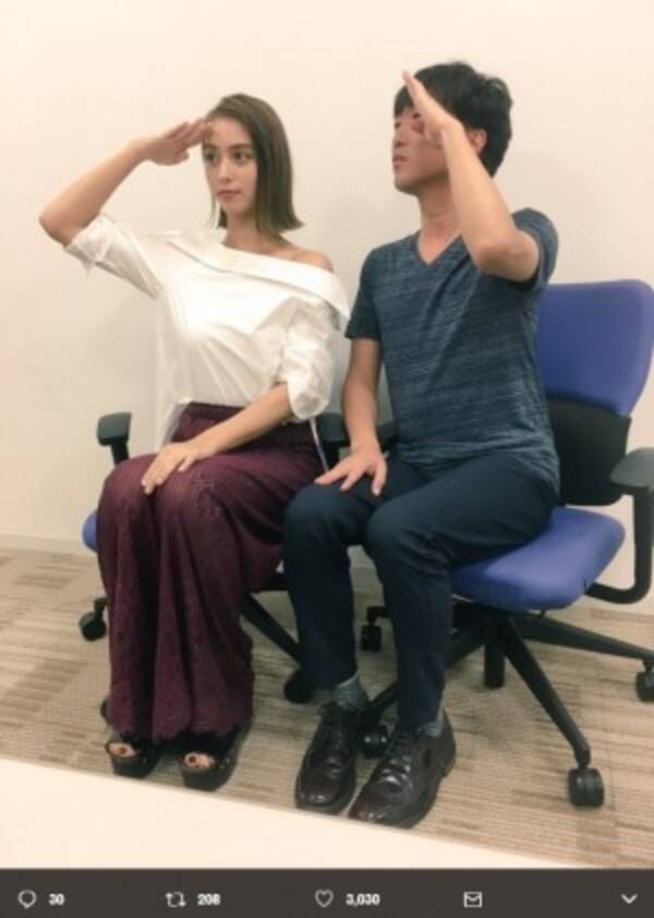 滝沢カレン スピワゴ小沢が敬礼ポーズ 面白すぎる人 の2ショットに反響 17年6月30日 エキサイトニュース