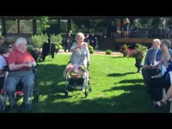 92歳おばあちゃん、孫の結婚式でフラワーガールに（米）＜動画あり＞