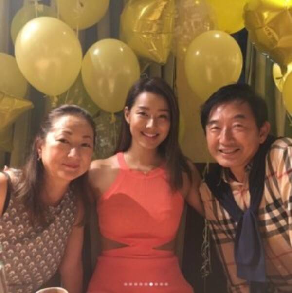 すみれ 誕生パーティでのサプライズに笑顔 親子3ショットも公開 17年7月10日 エキサイトニュース