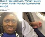 「機内で後ろの席から突き出た足　米女性の投稿が話題に＜動画あり＞」の画像1