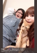 中川翔子の愛猫“メポ”　自宅に遊びに来た安藤なつに興味津々