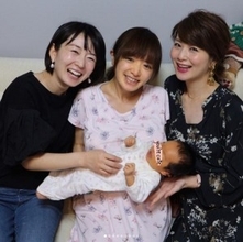 紺野あさ美、テレ東の先輩アナ・狩野恵里や秋元玲奈に娘を抱っこされ「嬉しいです」