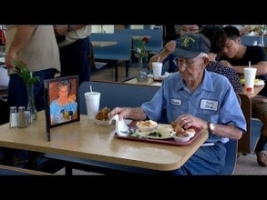 レストランのテーブルに亡き妻の写真を置き食事する93歳男性（米）＜動画あり＞