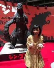 竹内由恵アナが“シン・ゴジラ像”とポーズ　「由恵ゴジラなら襲われたい」の声