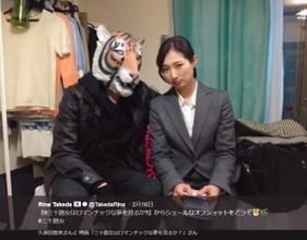 武田梨奈と“タイガーマスク”が寄り添う姿　シュールな映画オフショット