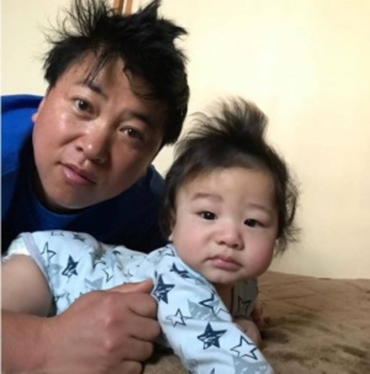 スギちゃん 息子とお揃いの 寝ぐせ ショットに 朝から癒される の声 18年4月8日 エキサイトニュース