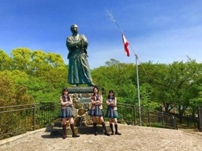 HKT48森保まどか“九州まわるっ隊！”で地元長崎に　坂本龍馬像とポーズ