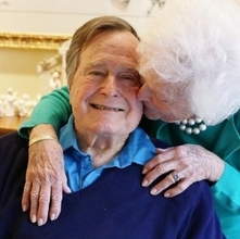 ブッシュ元米大統領、妻バーバラ夫人の最期を見守った“献身愛”