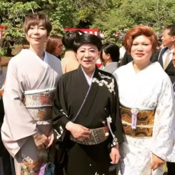 安倍首相主催の「桜を見る会」で　美川、IKKO、ミッツの迫力3ショット