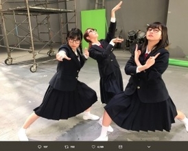 HKT48“さくらはなみく”がメガネっ娘に　新曲MVが「めちゃめちゃシュールで面白い」