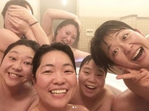 バービー「ワタナベ女子会」お風呂場での集合写真を公開　顔を隠しているのは誰？