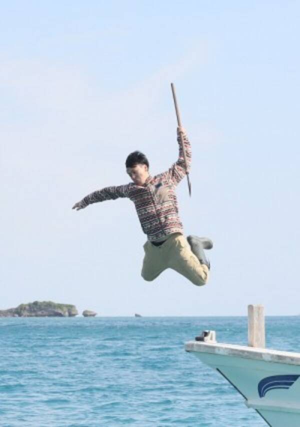 三代目jsb山下健二郎が海にジャンプ ダンスで鍛えたボディがダイナミック 18年6月21日 エキサイトニュース