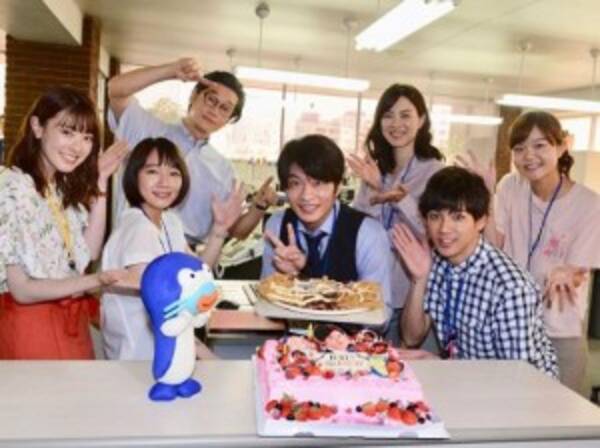 田中圭 特製メルヘンケーキと イカづくし圭34 で誕生日を祝福される 18年7月11日 エキサイトニュース